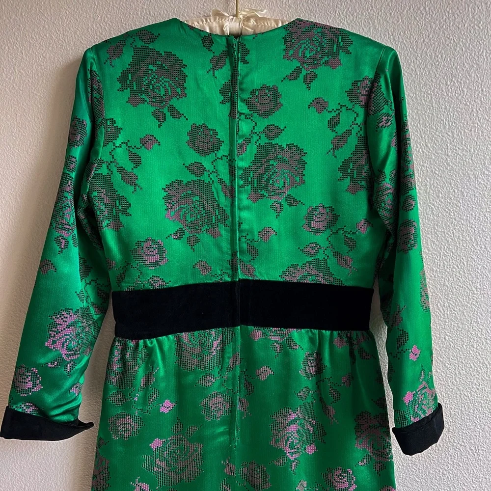 Vintage 1950s Emerald Satin Dress With Pink Florals (M) - Picture 10 of 12